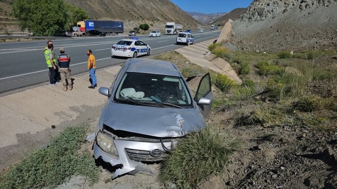 Erzincan'da trafik kazası, 1 kişi öldü, 3 kişi yaralandı