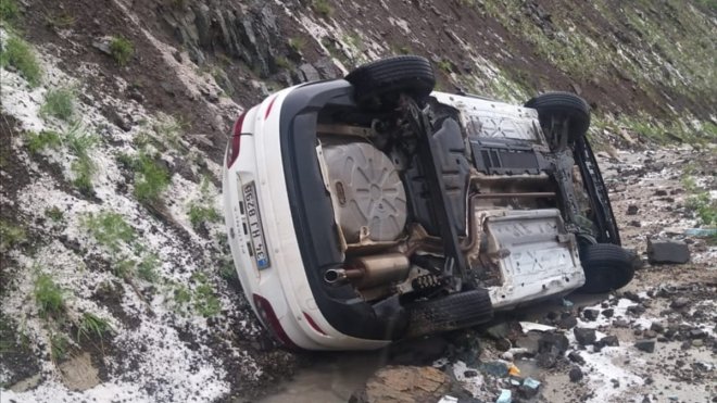 Erzincan'da devrilen otomobildeki 5 kişi yaralandı