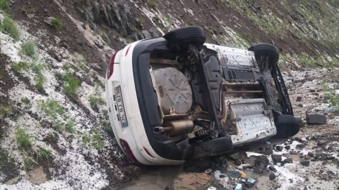 Erzincan’da devrilen otomobildeki 5 kişi yaralandı1