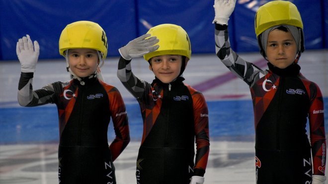 ERZURUM - 6 yaşındaki Emir, ağlayarak başladığı sürat pateninde Türkiye şampiyonu oldu1