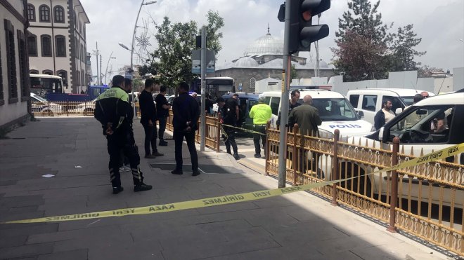 Erzurum'da çıkan bıçaklı kavgada, biri olaya müdahale eden polis 2 kişi yaralandı