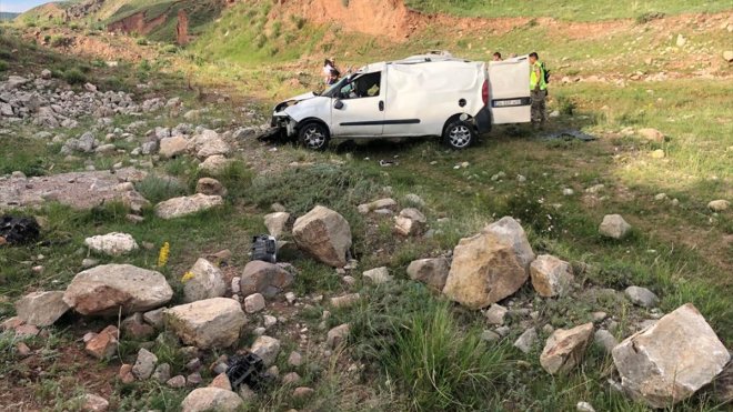 Erzurum'da dere yatağına devrilen hafif ticari araçtaki 6'sı çocuk 9 kişi yaralandı