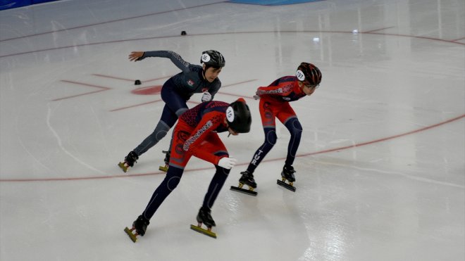 Erzurum'da düzenlenen Buz Pateni Türkiye Birinciliği, resmi antrenmanlarla başladı