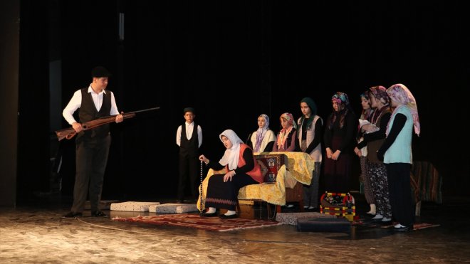 Erzurum'da koruma ve bakım altındaki öğrenciler "Töre" oyununu sahneledi