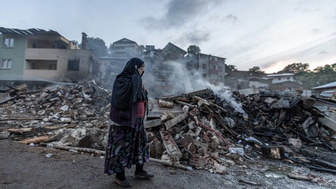 Erzurum'da yangında evleri yananlar için AFAD tarafından çadır kuruldu