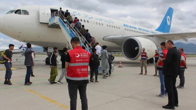 Erzurum'dan Afganistan uyruklu 229 düzensiz göçmen sınır dışı edildi