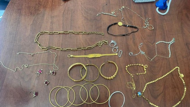 Erzurum'da gençlerin bulduğu 500 bin liralık altın polisle sahibine verildi