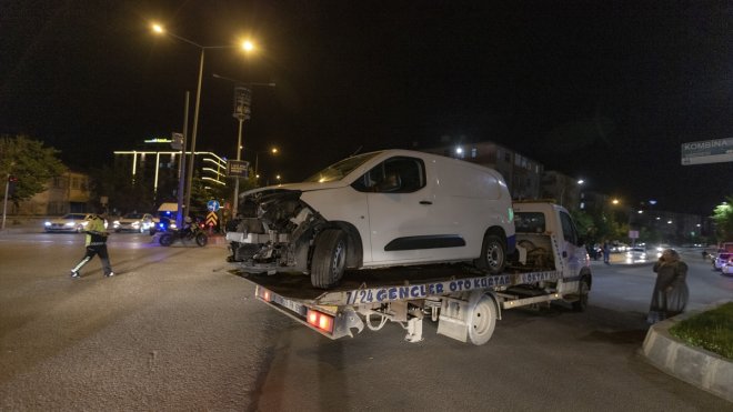 Erzurum'da hafif ticari araç ile otomobilin çarpıştığı kazada 2 kişi yaralandı