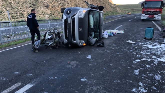 Erzurum'da hafif ticari aracın bariyerlere çarptığı kazada 1 kişi öldü, 2 kişi yaralandı