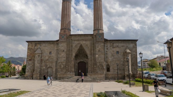 İbrahim Hakkı'nın bilimsel çalışmaları talebe okuttuğu Çifte Minareli Medrese'de gösteriliyor