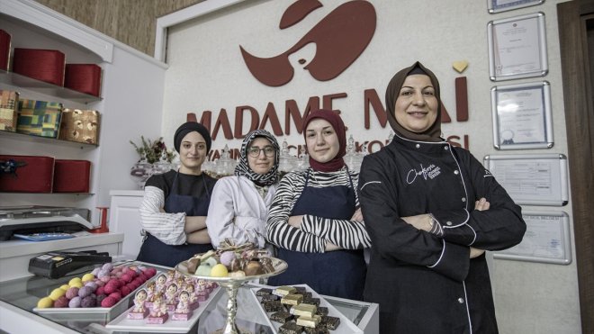 Erzurumlu kadın girişimci devlet desteğiyle açtığı imalathanede çikolata üretip ev kadınlarına istihdam sağlıyor