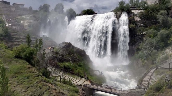 ERZURUM - Kar ve yağmur sularıyla coşan Tortum Şelalesi ziyaretçilerini bekliyor1