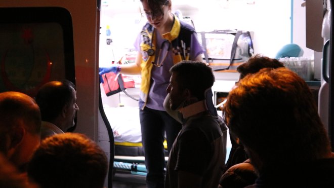 Erzurum'da kargo aracıyla otomobilin çarpıştığı kazada 1'i ağır 6 kişi yaralandı