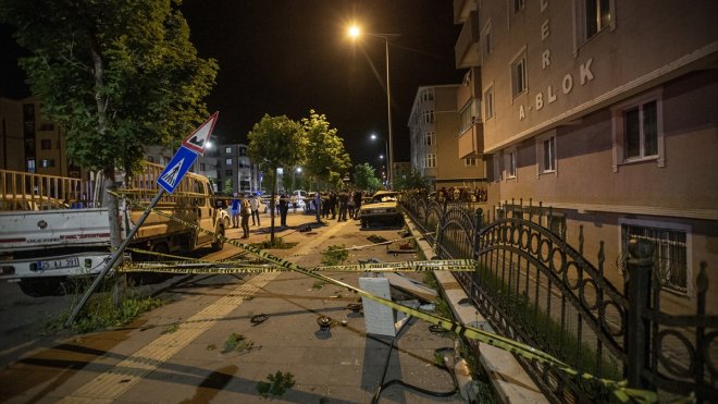 Erzurum'da otomobil park halindeki pikaba çarptı, 1 kişi öldü, 1 kişi yaralandı