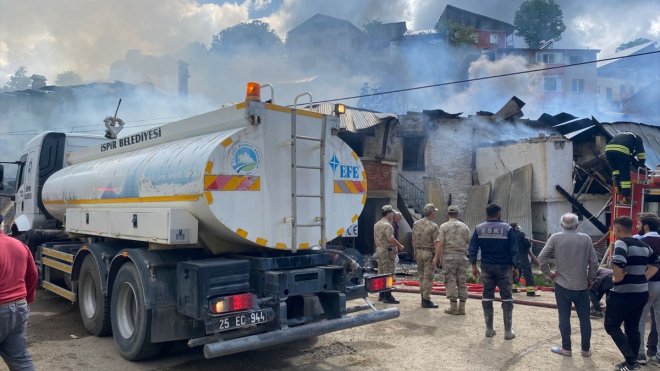 Erzurum'un Pazaryolu ilçesinde evlere sıçrayan yangına müdahale ediliyor