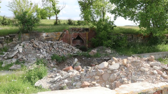 Erzurum'daki Tafta Tabya kaçak kazıyla tahrip edildi