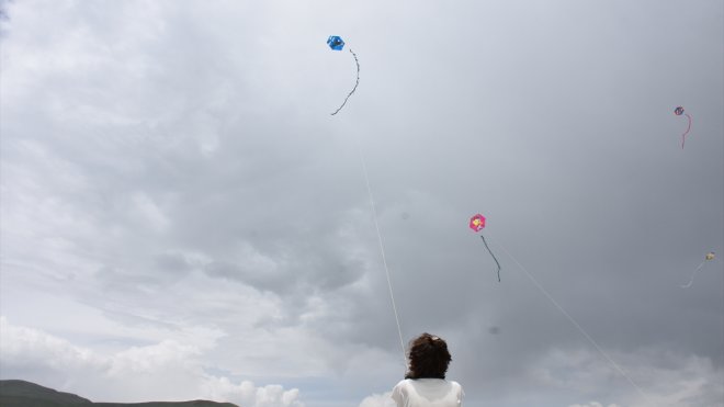 ERZURUM - Uçurtmalar, yetim ve depremzede çocuklar için yükseldi1
