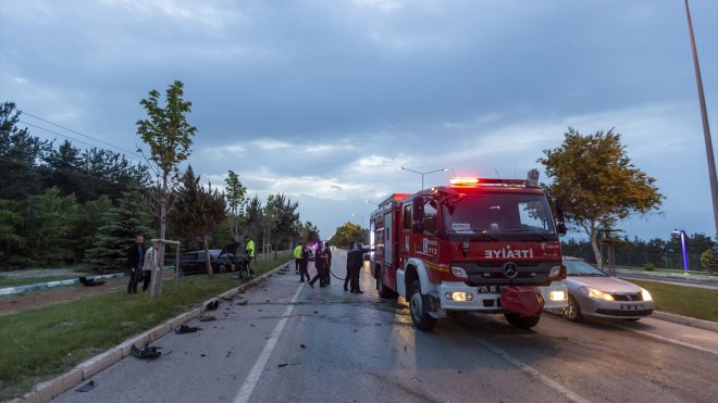 Erzurum’da refüjdeki ağaçları devirerek karşı yola geçen aracın sürücüsü yaralandı1