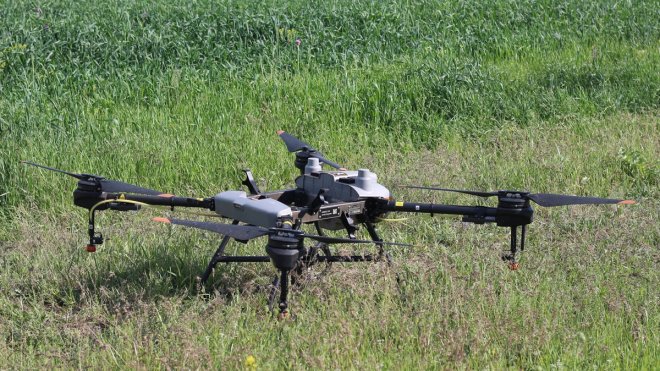 Erzurumlu çiftçiler tasarruf için ilaçlamayı dronla yapıyor