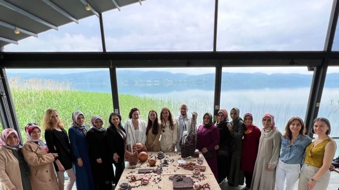 Ev kadınlarının el emeğinin moda ile buluştuğu çantalar Boyner'de