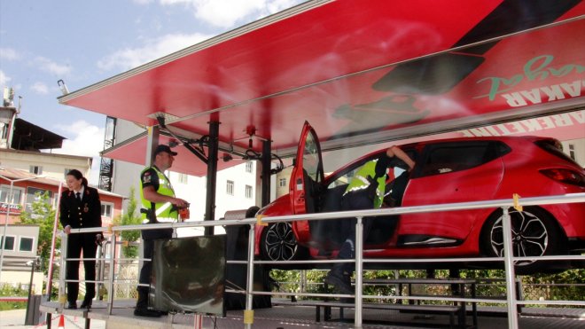 Hakkari'de emniyet kemerinin önemi simülasyon aracıyla anlatıldı