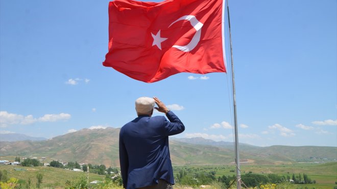 Hakkari'de evinin yanındaki tepeye diktiği direkte 39 yıldır Türk bayrağını dalgalandırıyor