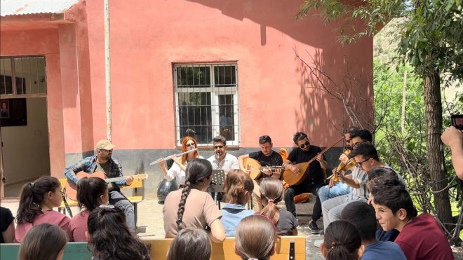 Hakkari'de gönüllü öğretmenler köydeki öğrencileri müzikle buluşturdu