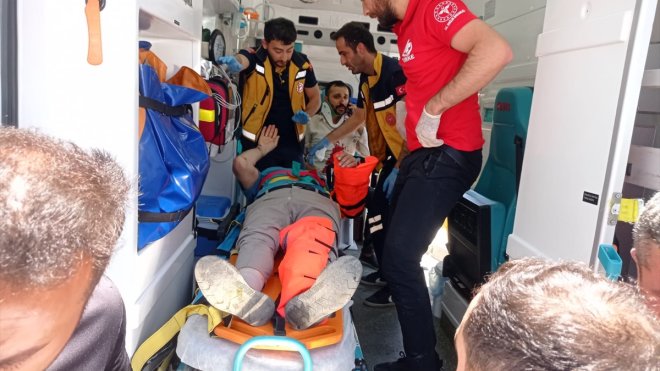 Hakkari'de minibüs ile otomobilin çarpıştığı kazada 3 kişi yaralandı