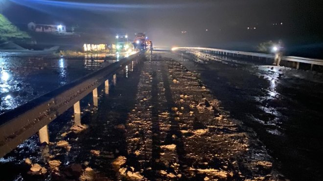 Heyelan nedeniyle kapanan Erzincan-Erzurum kara yolu ulaşıma açıldı1