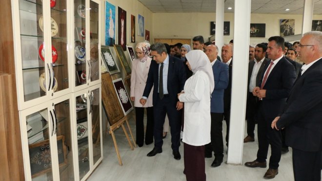 Hizan'da yıl sonu sergisi açıldı