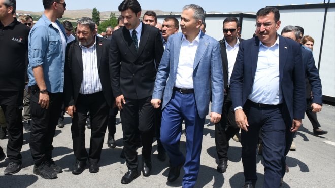 İçişleri Bakanı Yerlikaya, Malatya'da depremzedelerle bir araya geldi