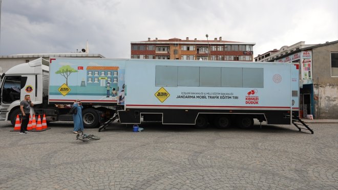 IĞDIR - Jandarmanın mobil eğitim tırında vatandaşlara trafik eğitimi veriliyor1