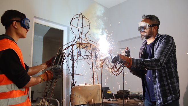 IĞDIR - Öğretmen, hurdalardan öğretmen ve öğrenci heykelleri yapıyor1