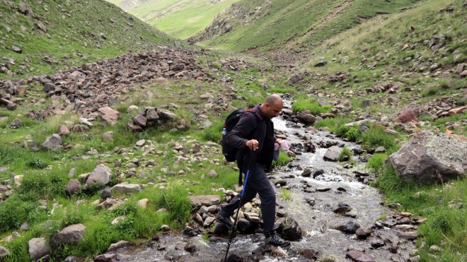 Yağışlarla yeşillenen Aras Dağları doğa tutkunlarını ağırlıyor