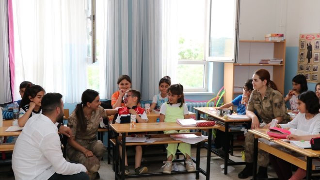 Jandarmadan Sturge Weber sendromu hastası çocuğa doğum günü sürprizi