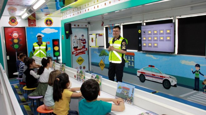 Jandarmanın "Mobil Trafik Eğitim Tırı" Hakkari'de öğrencilerle buluştu