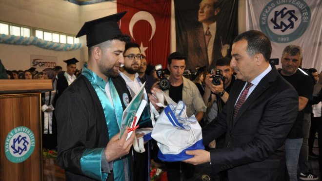 Kafkas Üniversitesinde mezuniyet töreni düzenlendi