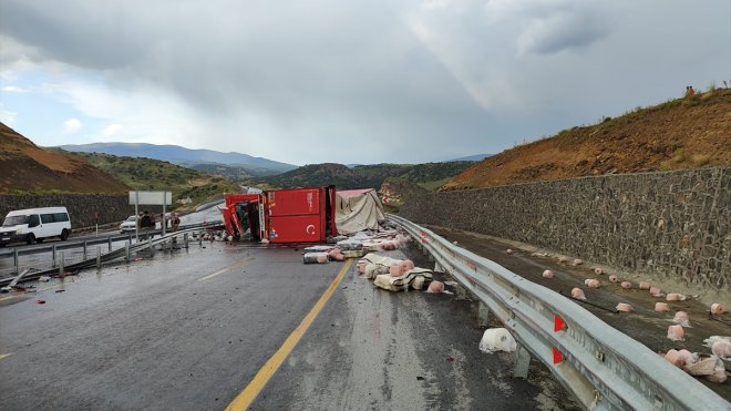 Kars-Erzurum kara yolu kaza yapan tır nedeniyle bir süre ulaşıma kapandı1