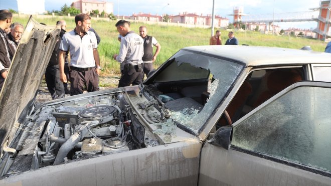 Kars'ta hastane bahçesinde seyir halindeki otomobil yandı