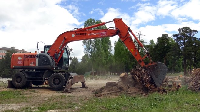 Kars'ta hortumda hasar gören millet bahçesinde onarım çalışması başladı