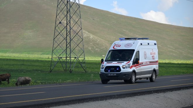 Kars'ta iki otomobilin çarpıştığı kazada 3'ü çocuk 12 kişi yaralandı