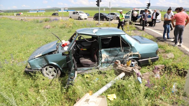Kars'ta iki otomobilin çarpıştığı kazada 5 kişi yaralandı