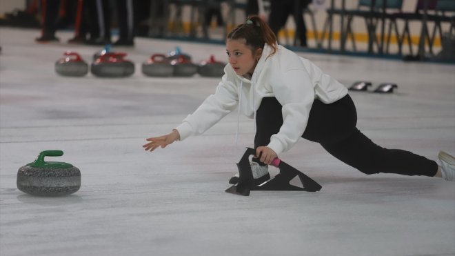 KARS - Okul Sporları Gençler Curling Türkiye Şampiyonası devam ediyor1