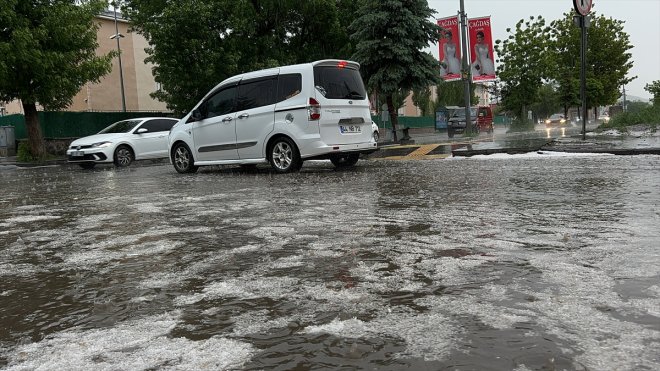 KARS - Sağanak ve dolu etkili oldu1