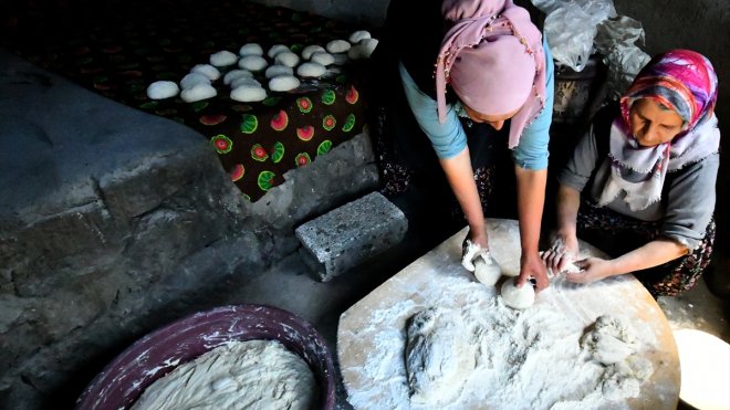 Kars'ta arife gününde tandırlar imece usulü lavaş için yandı