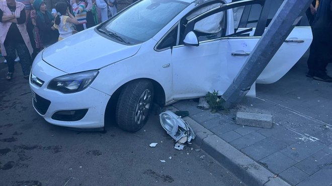Kars'ta iki otomobilin çarpıştığı kazada 4 kişi yaralandı