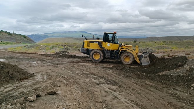 Kars'ta sel nedeniyle köy yolları ulaşıma kapandı, araziler zarar gördü