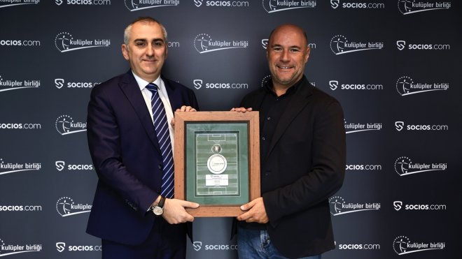 Kulüpler Birliği Vakfından "Socios.com"un kurucusu Alexandre Dreyfus'a teşekkür plaketi