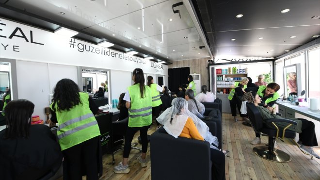 L'Oreal'in mobil güzellik servisleri tırı deprem bölgesindeki kadınlarla buluştu