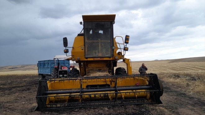Malatya'da hasat yapan biçerdöverde çıkan yangın söndürüldü